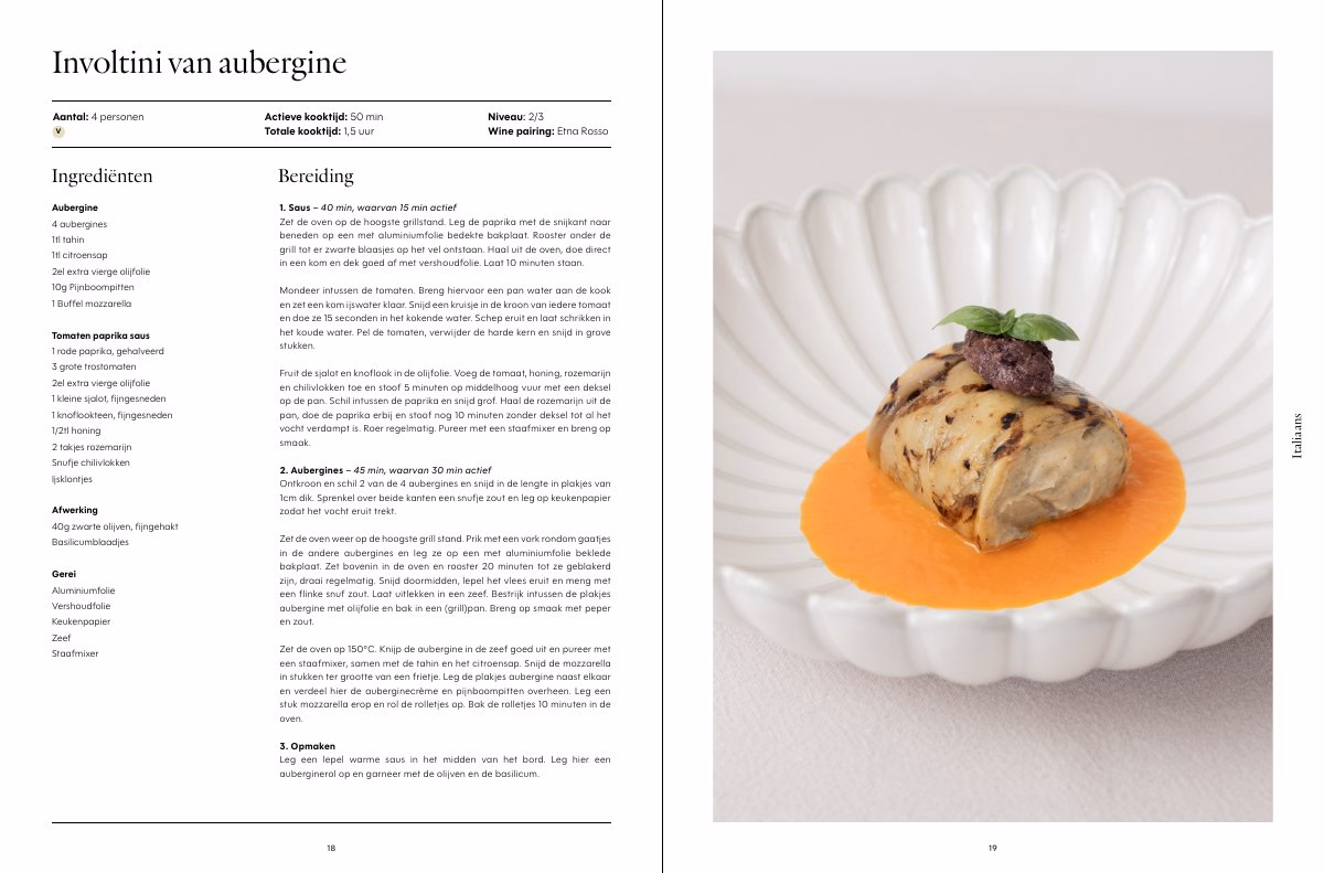 Opengeslagen boekpagina's uit het hoofdstuk Italiaans: Involtini van aubergine.